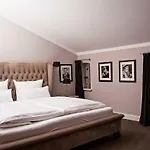 Herrenhaus Gut Neuruppersdorf Otel *